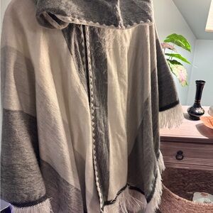 100% Genuine Alpaca Wool Hooded Shawl / Poncho - (Made in Ecuador)
